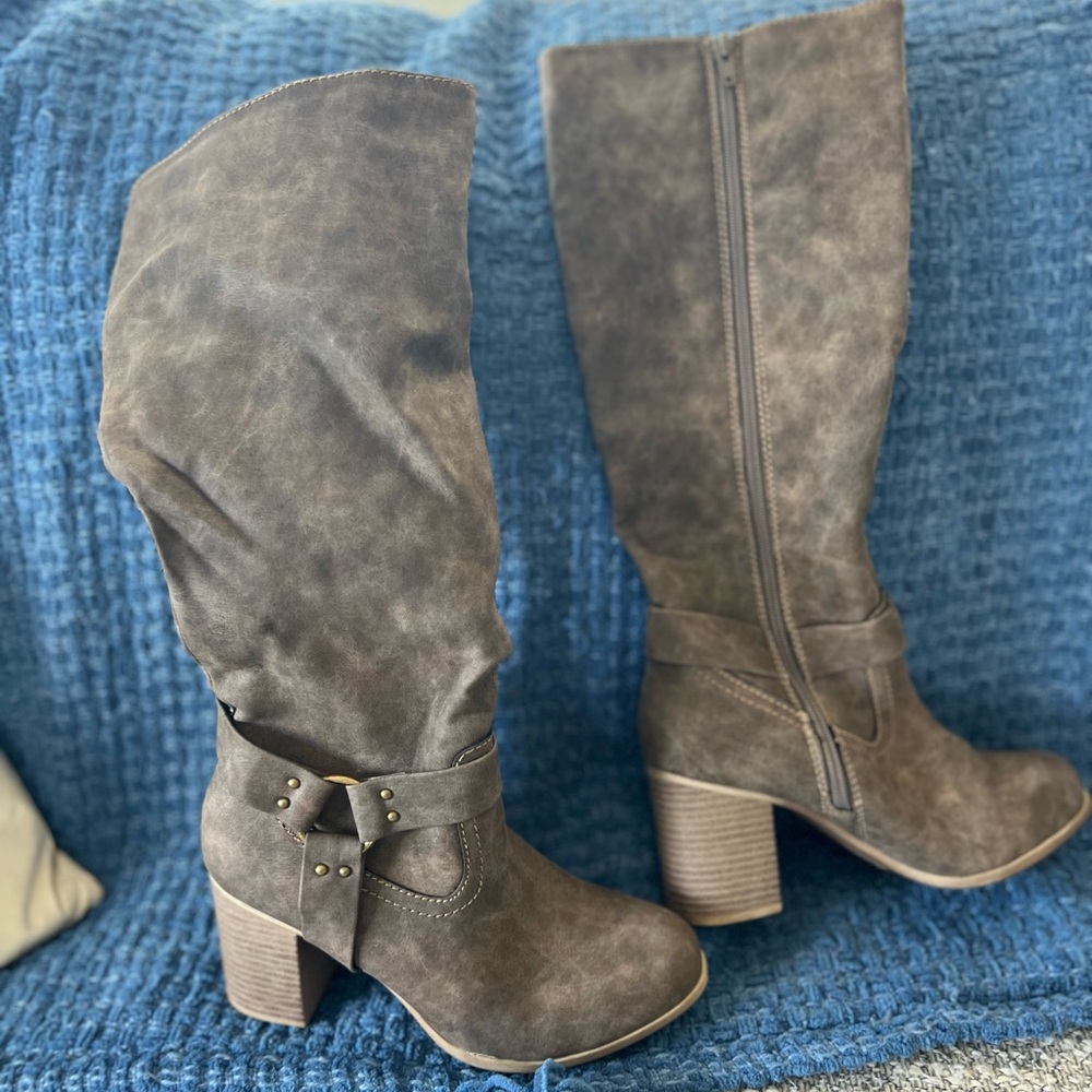 Woman’s light brown boots — new - heels